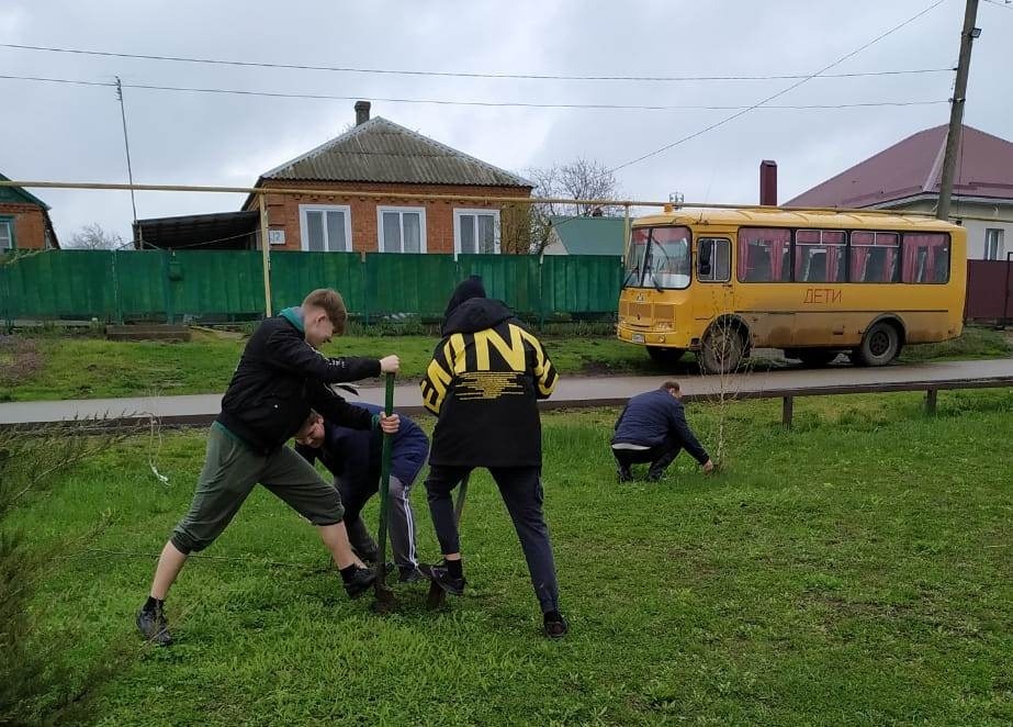 16.04.21_Высадили деревья, навели порядок 2-5