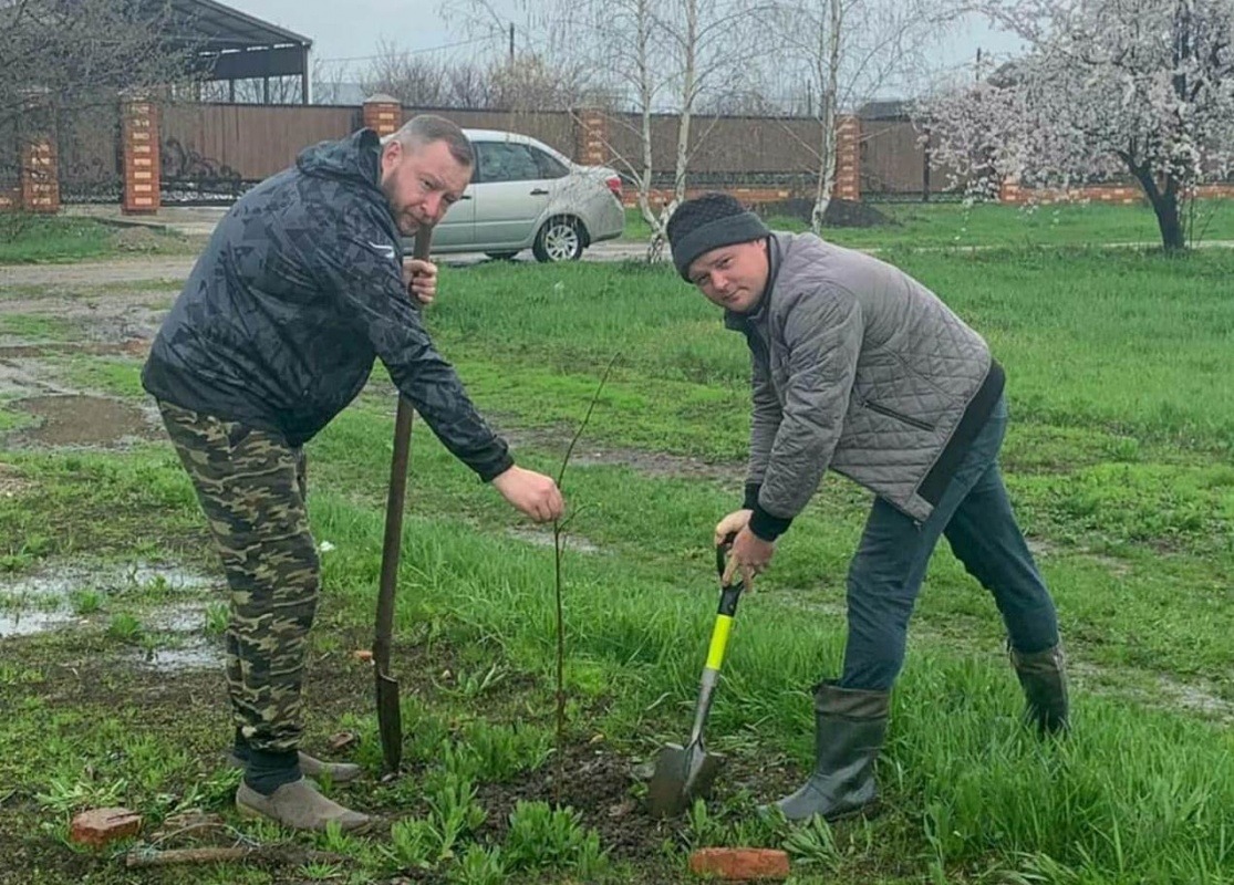 16.04.21_Высадили деревья, навели порядок 2-4