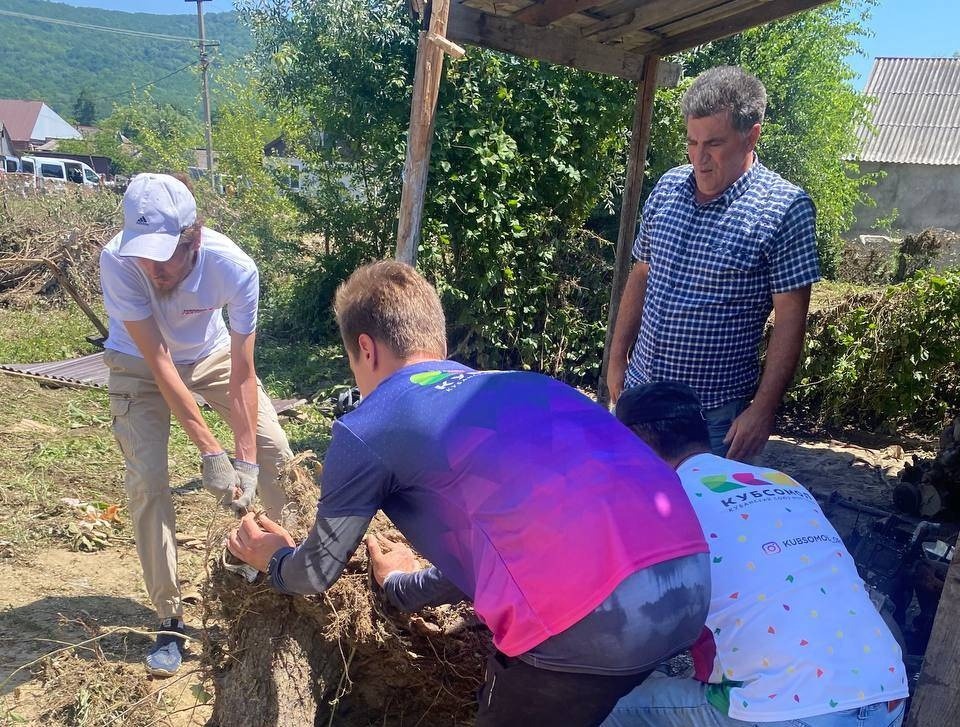 09-10.07.21_Пришли на помощь пострадавшим от наводнения 1-3