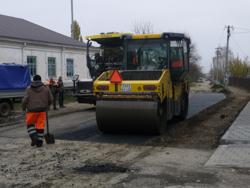 Продолжаются работы по благоустройству территории поселения...