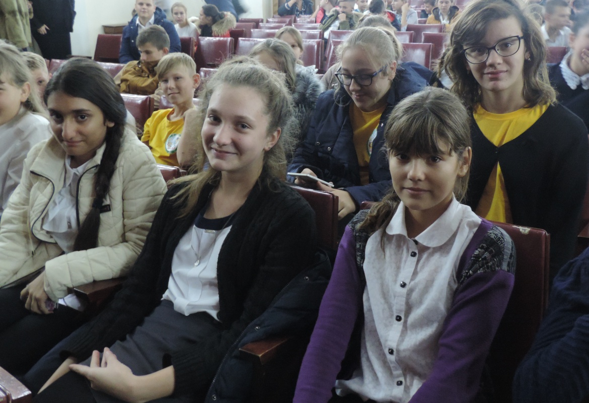 выступления участников фестиваля зрители встречали добрыми улыбками