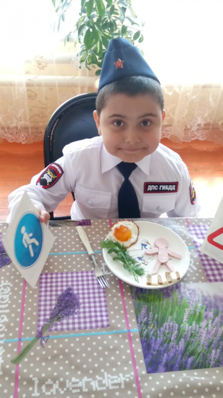 Изучаем правила дорожного движения за вкусным завтраком...