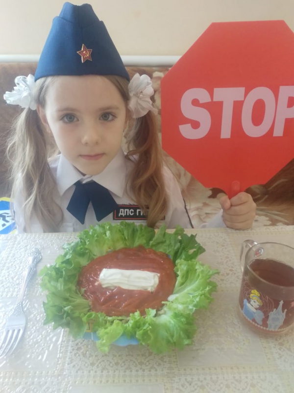 Изучаем правила дорожного движения за вкусным завтраком...
