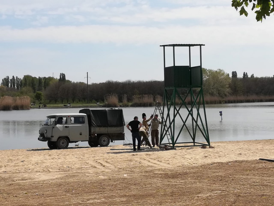 Работы по благоустройству пляжа продолжаются...