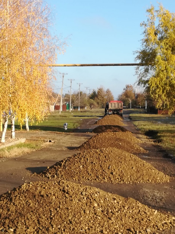 Ведутся работы по грейдированию дорог местного значения с подсыпкой гравийно-песчаной смесью...