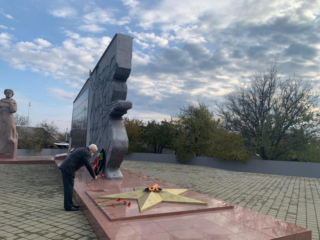 Торжественное возложение цветов «Имя твое не известно но подвиг твой бессмертен»