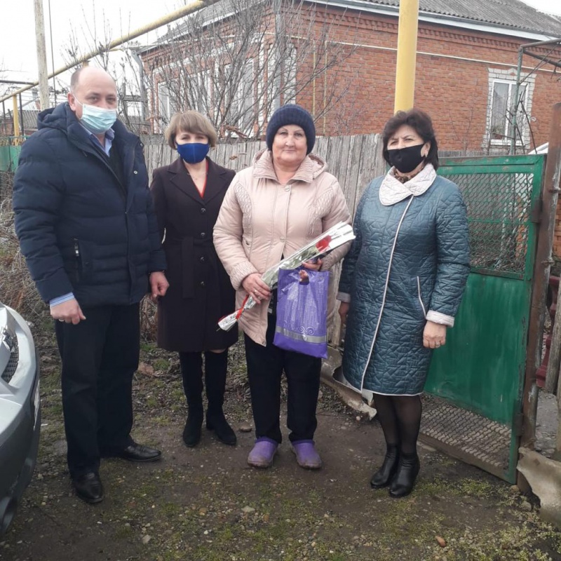 Администрация Платнировского сельского поселения, совет ветеранов, Платнировский КДЦ поздравили с праздником 8 марта Варвару Михайловну Винецкую и Светлану Николаевну Линник .