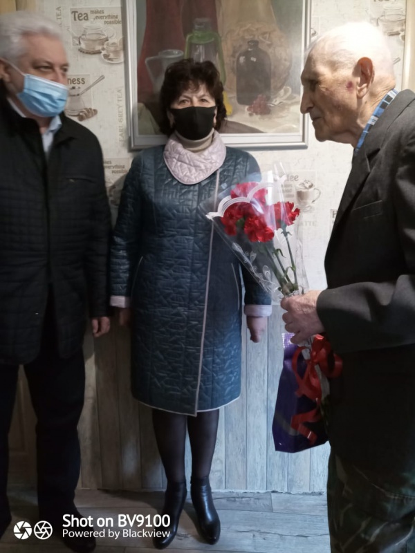 25 марта с 96-м днем рождения Марка Григорьевича Таранич, ветерана Великой Отечественной войны, поздравили глава Платнировского сельского поселения Михаил Викторович Кулиш и председатель совета ветеранов Платнировского сельского поселения Татьяна Владимировна Шагай.