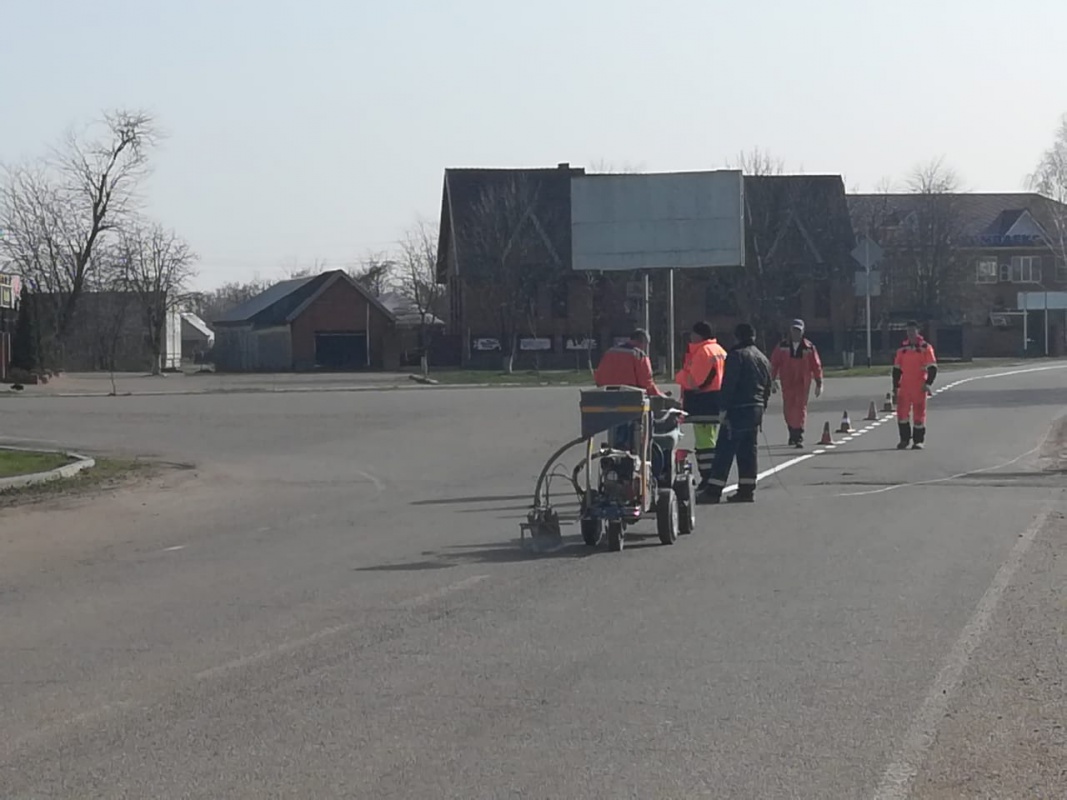 Проводятся работы по нанесению дорожной разметки на улицах поселения