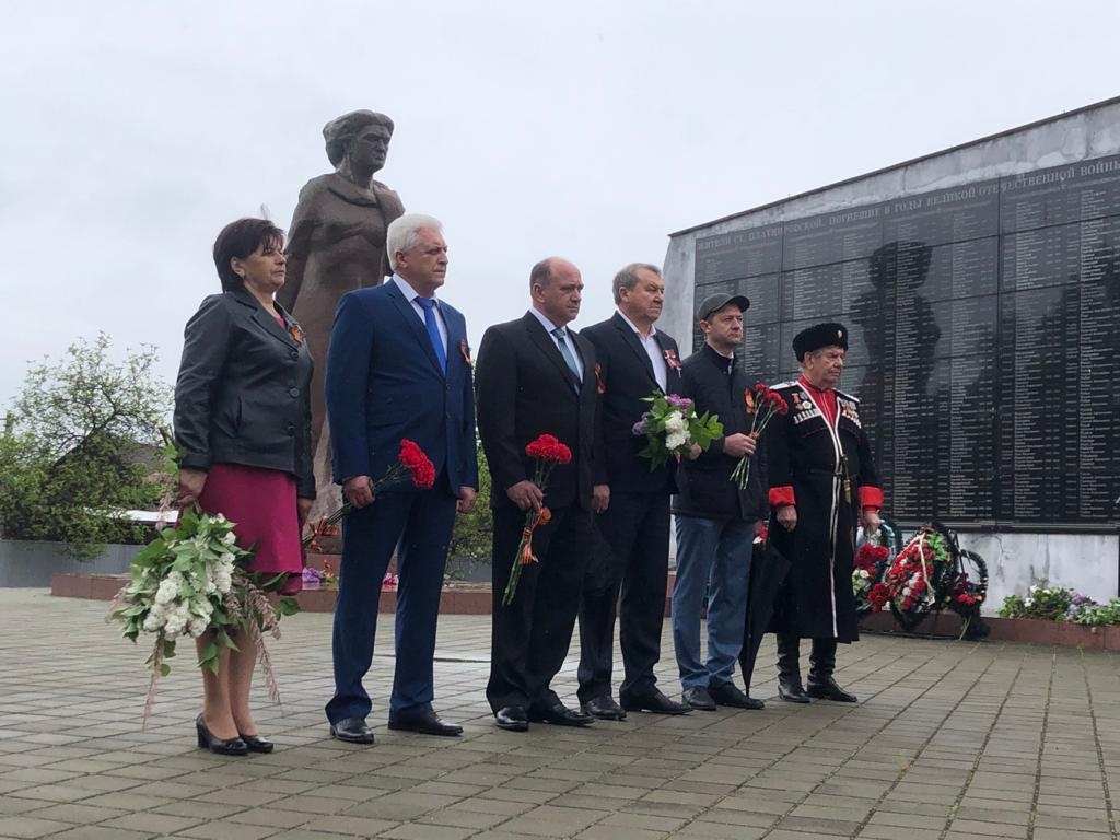 В честь празднования Дня Победы в Платнировском сельском поселении, на Мемориале Славы, состоялся торжественный митинг, где почтили память участников Великой Отечественной войны минутой молчания и возложением цветов.