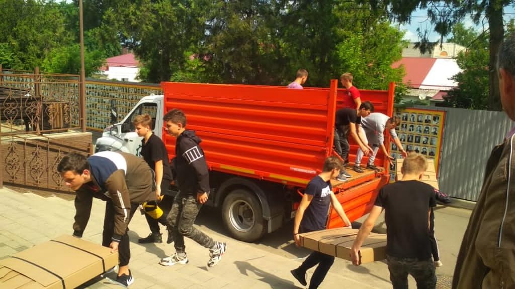 Помощь студентов и волонтеров...