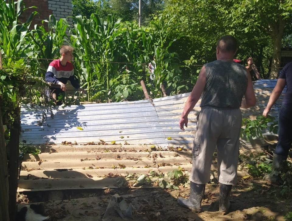 Молодые депутаты и волонтеры пришли на помощь пострадавшим от наводнения людям