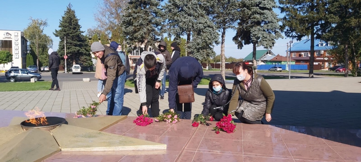 Волонтеры Платнировского сельского поселения накануне 78-ой годовщины со Дня освобождения Краснодарского края возложили цветы к Вечному Огню