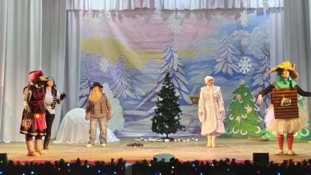 Новогодний спектакль «Новогодние сюрпризы»