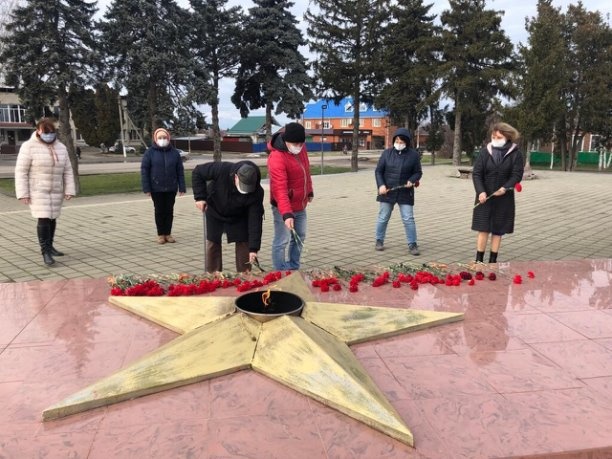 В День 79-ой годовщины освобождения Кореновского района от немецко-фашистских захватчиков коллектив ПКДЦ возложил цветы к "Вечному огню" и отдал дань уважения всем, кто освобождал Кубань.