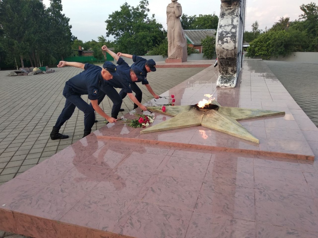 Торжественное возложение цветов к МЕМОРИАЛУ СЛАВЫ