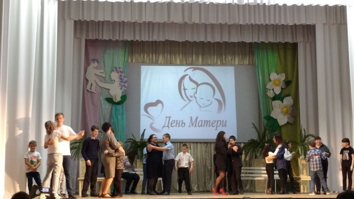 Накануне Дня матери на сцене КДЦ конкурс «Мамина дочка, мамин сыночек».