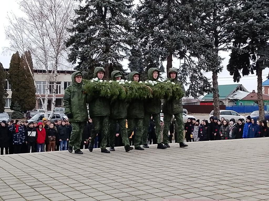 Возложение у Вечного огня...