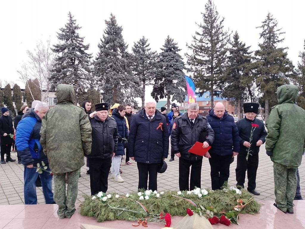Возложение у Вечного огня...
